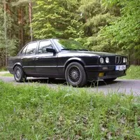 BMW 320i E30: „Tříca plasťák“ slaví třicátiny