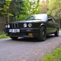 BMW 320i E30: „Tříca plasťák“ slaví třicátiny