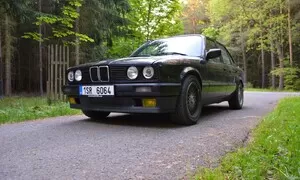 BMW 320i E30: „Tříca plasťák“ slaví třicátiny