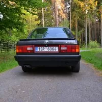 BMW 320i E30: „Tříca plasťák“ slaví třicátiny