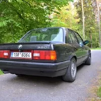 BMW 320i E30: „Tříca plasťák“ slaví třicátiny