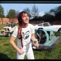 Lincoln v bazénu a vyválené Ferrari? Rockový přístup k autům dle Keitha Moona.