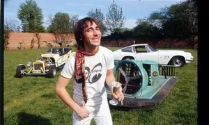 Lincoln v bazénu a vyválené Ferrari? Rockový přístup k autům dle Keitha Moona.