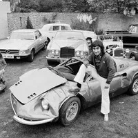 Lincoln v bazénu a vyválené Ferrari? Rockový přístup k autům dle Keitha Moona.
