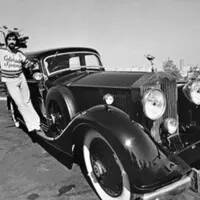 Lincoln v bazénu a vyválené Ferrari? Rockový přístup k autům dle Keitha Moona.