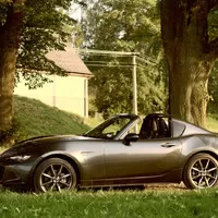 Mazda MX-5 RF 2.0: Analogové auto v digitálním světě