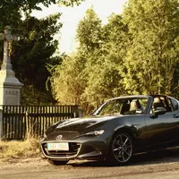 Mazda MX-5 RF 2.0: Analogové auto v digitálním světě