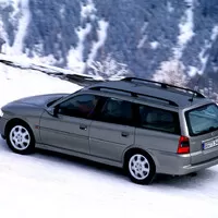 Srovnání cen aut v roce 2000 a nyní. Kolik stál Yaris, Octavia nebo BMW 328i?