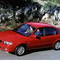 Srovnání cen aut v roce 2000 a nyní. Kolik stál Yaris, Octavia nebo BMW 328i?