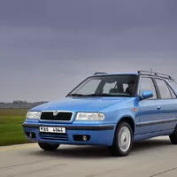 Srovnání cen aut v roce 2000 a nyní. Kolik stál Yaris, Octavia nebo BMW 328i?