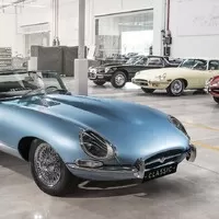 Jaguar zajišťuje veterány na budoucnost. Baterkami a elektromotorem