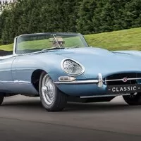Jaguar zajišťuje veterány na budoucnost. Baterkami a elektromotorem