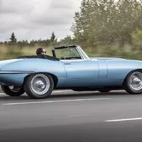 Jaguar zajišťuje veterány na budoucnost. Baterkami a elektromotorem