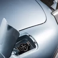 Jaguar zajišťuje veterány na budoucnost. Baterkami a elektromotorem
