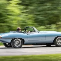 Jaguar zajišťuje veterány na budoucnost. Baterkami a elektromotorem