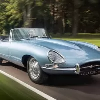 Jaguar zajišťuje veterány na budoucnost. Baterkami a elektromotorem