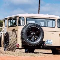 Land Cruiser FJ40 jako street rod - boží!
