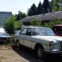 Když se člověk zblázní: Stařík z Michiganu vlastní 218 aut, nepojízdných...