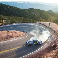 Ken Block se šplhá na Pikes Peak v novém videu „Climbkhana“
