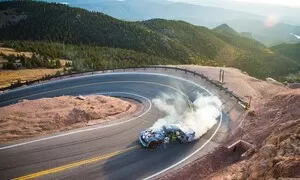 Ken Block se šplhá na Pikes Peak v novém videu „Climbkhana“