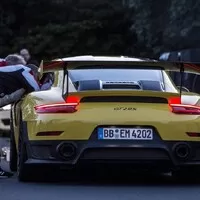 Porsche 911 GT2 RS je nejrychlejší zadokolkou Ringu