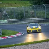 Porsche 911 GT2 RS je nejrychlejší zadokolkou Ringu