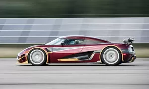 Novinky: Koenigsegg Agera RS rozdrtil Chiron v „královské disciplíně“
