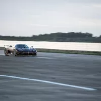 Koenigsegg Agera RS rozdrtil Chiron v „královské disciplíně“