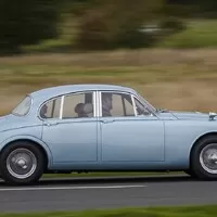 Classic drive: Vyzkoušejte Jaguar E-Type nebo původní Range Rover