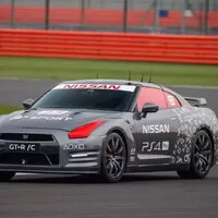 Nissan postavil GT-R ovládané gamepadem