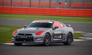 Novinky: Nissan postavil GT-R ovládané gamepadem