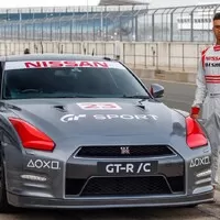 Nissan postavil GT-R ovládané gamepadem