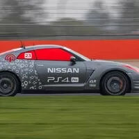 Nissan postavil GT-R ovládané gamepadem