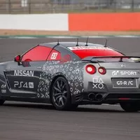 Nissan postavil GT-R ovládané gamepadem