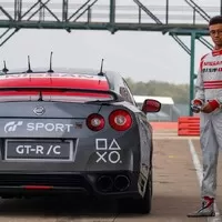 Nissan postavil GT-R ovládané gamepadem
