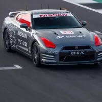 Nissan postavil GT-R ovládané gamepadem