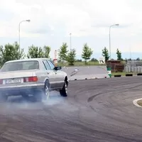 6 mýtů, kvůli kterým se (možná) bojíte jet na okruh