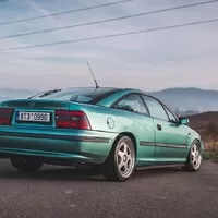 Opel Calibra 2.0 Turbo 4x4: Stroj času | Za volantem
