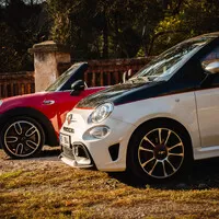 Abarth 595 Turismo vs. Mini JCW Cabrio: Roztomilé splašené nesmysly