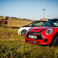 Abarth 595 Turismo vs. Mini JCW Cabrio: Roztomilé splašené nesmysly