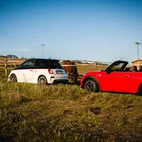Abarth 595 Turismo vs. Mini JCW Cabrio: Roztomilé splašené nesmysly