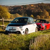 Abarth 595 Turismo vs. Mini JCW Cabrio: Roztomilé splašené nesmysly