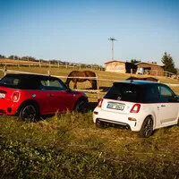 Abarth 595 Turismo vs. Mini JCW Cabrio: Roztomilé splašené nesmysly