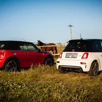 Abarth 595 Turismo vs. Mini JCW Cabrio: Roztomilé splašené nesmysly