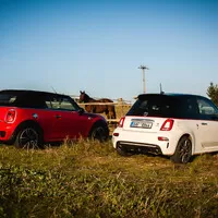 Abarth 595 Turismo vs. Mini JCW Cabrio: Roztomilé splašené nesmysly