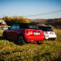 Abarth 595 Turismo vs. Mini JCW Cabrio: Roztomilé splašené nesmysly