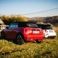 Abarth 595 Turismo vs. Mini JCW Cabrio: Roztomilé splašené nesmysly