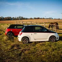 Abarth 595 Turismo vs. Mini JCW Cabrio: Roztomilé splašené nesmysly