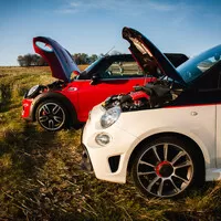 Abarth 595 Turismo vs. Mini JCW Cabrio: Roztomilé splašené nesmysly