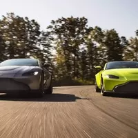 Nový Aston Martin Vantage je velmi rychlý, hodně hezký a strašně zelený